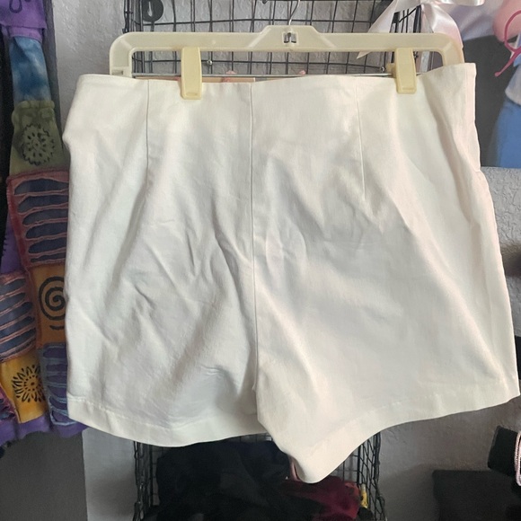 Micheal by Micheal Kors Women’s White shorts - Picture 2 of 4